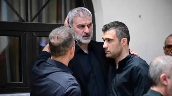 Κηδεία Γωγώς Μαστροκώστα: Στο πλευρό του Τραϊανού Δέλλα Νικοπολίδης, Φύσσας, Σεϊταρίδης, Μπασινάς, Κατσουράνης και Νικολαΐδης