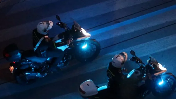 Οδηγός αυτοκινήτου έπεσε σε αστυνομικούς της ομάδας ΔΙΑΣ – Δύο τραυματίες στο τροχαίο στη λεωφόρο Αθηνών