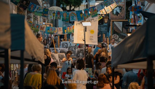 «Γέμισαν» με ευφάνταστες δημιουργίες τα σκαλάκια της πλατείας Λαού - Δείτε φωτογραφίες