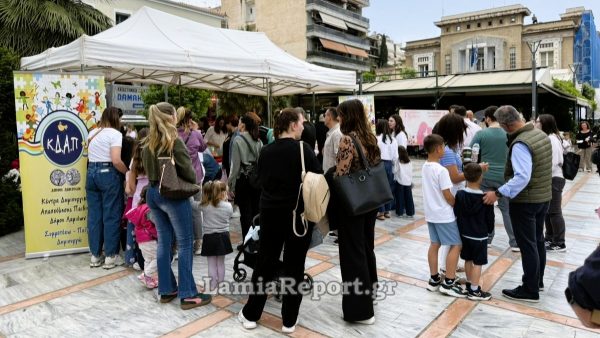 Η Πλατεία Ελευθερίας γέμισε με ζωγραφιές, χειροτεχνίες και λουλούδια για την Γιορτή της Μητέρας (ΒΙΝΤΕΟ-ΦΩΤΟ)