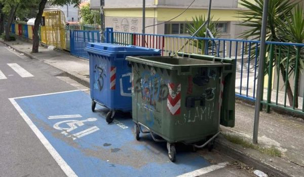 Ωραίο παράδειγμα για τα παιδιά - Η φωτογραφία είναι έξω από σχολείο της Λαμίας