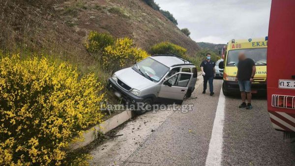 Φθιώτιδα: Έσκασε το λάστιχο και βρέθηκε εκτός δρόμου - Ευτυχώς δεν υπήρξε σοβαρός τραυματισμός