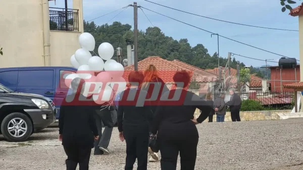 Ηλεία: Σε κλίμα οδύνης το τελευταίο "αντίο" στον 13χρονο Κωνσταντίνο – Toν αποχαιρετούν με λευκά μπαλόνια