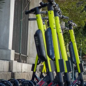 Τέλος τα ηλεκτρικά πατίνια για ανηλίκους κάτω των 17 ετών – Οι 4 νέες παρεμβάσεις που εξήγγειλε ο Γ. Κώτσηρας
