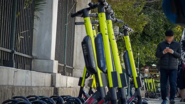 Προς απαγόρευση των ηλεκτρικών πατινιών στους ανήλικους - "Κόφτης" για την ταχύτητα και υποχρεωτική ασφάλιση