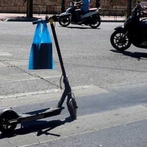 Τριάντα παραβάσεις για κράνος σε χρήστες ηλεκτρικών πατινιών - Πρόστιμα και στη Λαμία