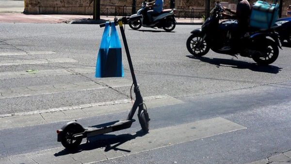 Φθιώτιδα: Τα μισά πρόστιμα για μη χρήση κράνους σε χρήστες ηλεκτρικών πατινιών