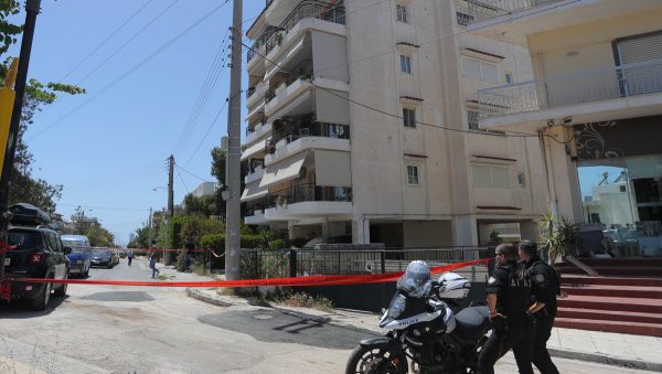 Ηλιούπολη: Στο ΚΑΤ μεταφέρεται η δεύτερη 17χρονη μετά την πτώση της από τον 6ο όροφο πολυκατοικίας