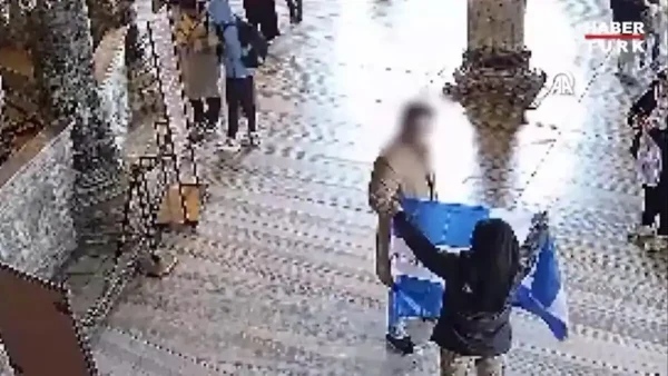 Λοβέρδος για τους Έλληνες που άνοιξαν ελληνική σημαία στην Αγία Σοφία: Αποφυλακίστηκαν και τις επόμενες ημέρες θα επιστρέψουν
