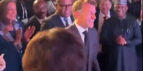 Viral βίντεο: Ο Μακρόν το έριξε στον χορό σε σύνοδο στην Αφρική και έκλεψε τις εντυπώσεις
