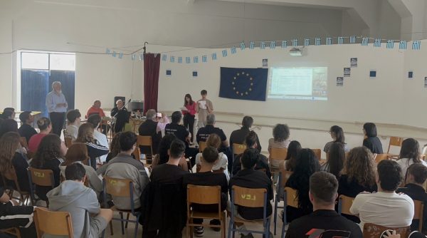 Οι μαθητές του ΓΕΛ Μαντουδίου γιόρτασαν την «Ημέρας της Ευρώπης» (ΦΩΤΟ)