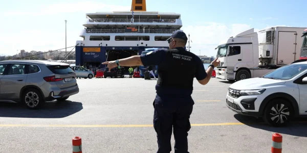 Ξεκίνησε η έξοδος των Αθηναίων για το τριήμερο του Αγίου Πνεύματος -Σχεδόν γεμάτα φεύγουν τα πλοία -Αυξημένα μέτρα της Τροχαίας στις εθνικές οδούς -Τι καιρό θα έχει