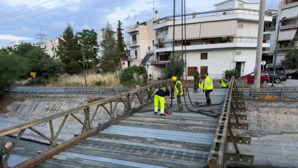 Οι Ένοπλες Δυνάμεις με τον Δήμο Φιλαδέλφειας έστησαν πεζογέφυρα στον Κηφισό ποταμό – Δείτε φωτογραφίες