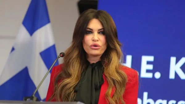 Στα Χανιά η Κίμπερλι Γκιλφόιλ: Η επίσκεψη στη Σούδα και η άφιξη στο πολυτελές ξενοδοχείο όπου θα μείνει