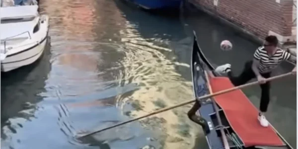 Ο viral γονδολιέρης στη Βενετία που παίζει μεγάλη… μπάλα - Τι έκανε και τον αποθέωσαν (ΒΙΝΤΕΟ)
