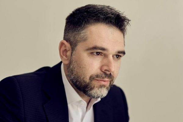 Γιάννης Σαρακιώτης: «Ούτε οι γεωπολιτικές συνθήκες άλλαξαν, ούτε η Κυβέρνηση Μητσοτάκη»