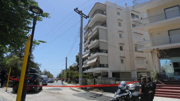 Ηλιούπολη: Με βαριές κρανιοεγκεφαλικές κακώσεις και πολλαπλά κατάγματα η 17χρονη που έπεσε από την ταράτσα