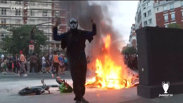 Παρι Σεν Ζερμέν – Άρσεναλ: Χάος στο Παρίσι μετά τον τελικό του Champions League με φωτιές, δακρυγόνα και επεισόδια