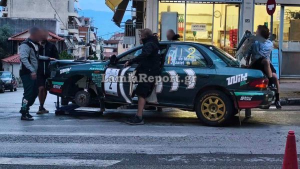 Λαμία: Έμεινε αγωνιστικό αυτοκίνητο στην οδό Καποδιστρίου (ΒΙΝΤΕΟ)