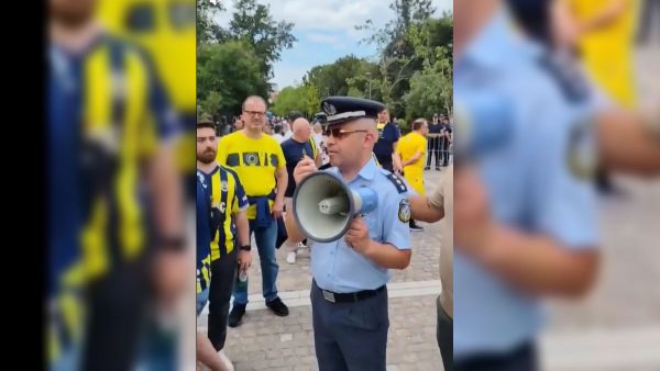 Λαμιώτης αξιωματικός της ΕΛ.ΑΣ. καθοδηγεί τους οπαδούς της Φενέρμπαχτσε μιλώντας τη γλώσσα τους - ΒΙΝΤΕΟ