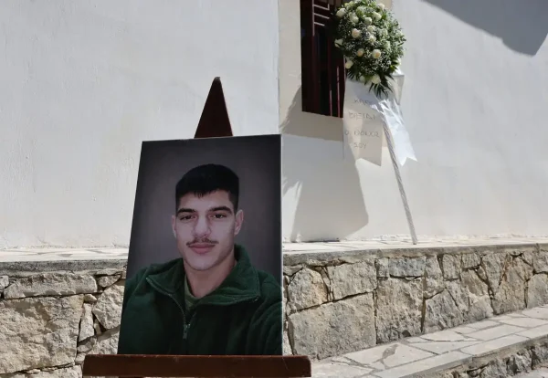Ξεσπούν οι συγγενείς του 21χρονου Νικήτα στην κηδεία του: «Ήρθατε τώρα που τον σκότωσαν», φώναζαν στους αστυνομικούς