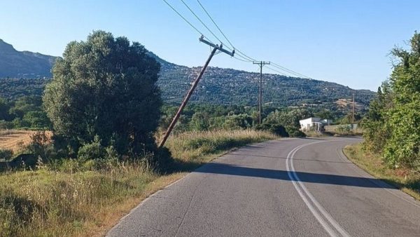 Αυτοκίνητο έπεσε σε κολώνα της ΔΕΗ - Διακοπή ρεύματος στον Οξύλιθο