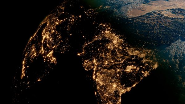 NASA: Το απροσδόκητο εύρημα που κρύβεται στους «απόκοσμους» νέους χάρτες του τεχνητού φωτός της Γης