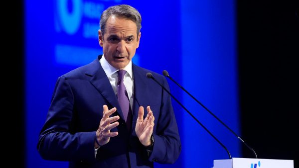 Συμπιέζει Τσίπρα και ΠΑΣΟΚ ταυτόχρονα η κυβέρνηση -Τη σταθερότητα και το έργο προτάσσει ο πρωθυπουργός