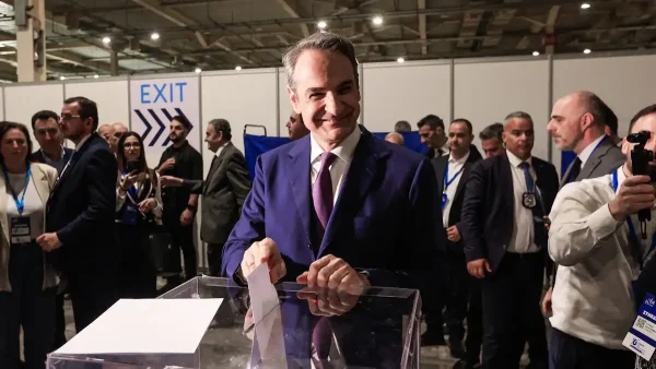 Backstage βίντεο Μητσοτάκη από το συνέδριο της ΝΔ – Οι selfies και η λακ στον γιο του Κωνσταντίνο