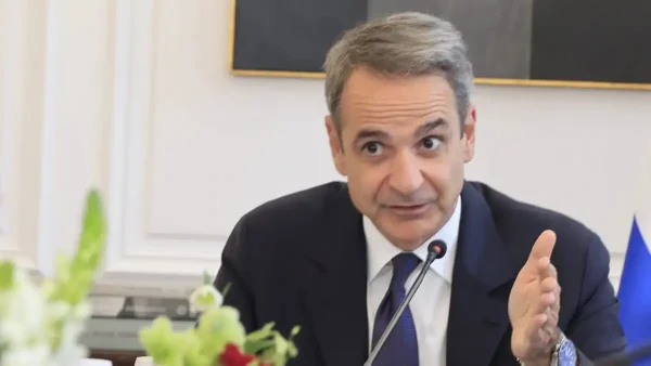 Ο Μητσοτάκης βάζει απέναντι Τσίπρα, Ανδρουλάκη και Καρυστιανού ως πολιτική Bαβέλ και αντιπαραβάλλει την πολιτική σταθερότητα