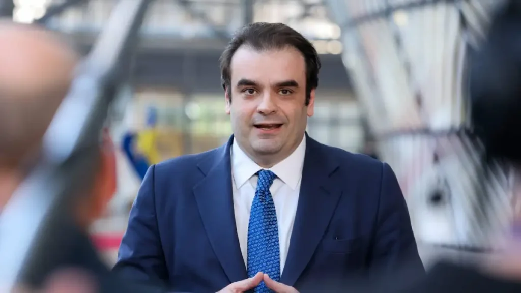 Ο Πιερρακάκης ανακοίνωσε την αύξηση του ακατάσχετου λογαριασμού στα 1.600 ευρώ από τα 1.250