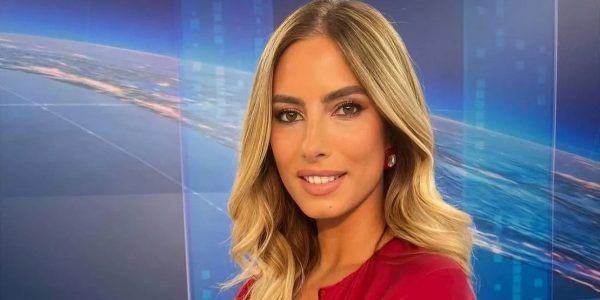 Ποια είναι η Λένα Φλυτζάνη που φημολογείται ότι θα αναλάβει το δελτίο του ΣΚΑΪ μετά την Σία Κοσιώνη