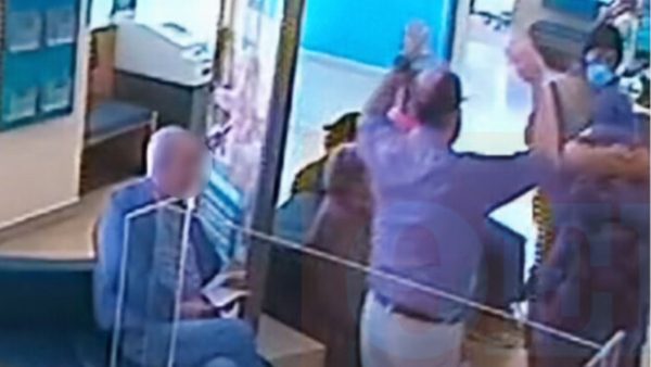 Εικόνες ντοκουμέντα από τους ληστές της Τιθορέας: Με μάσκες και όπλα απειλούν υπαλλήλους τράπεζας - Κόσμος σηκώνει τα χέρια ψηλά