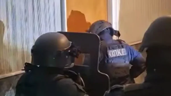 Καρέ καρέ η έφοδος σε σπίτι συμμορίας που διακινούσε ναρκωτικά στα Εξάρχεια – Πέντε συλλήψεις