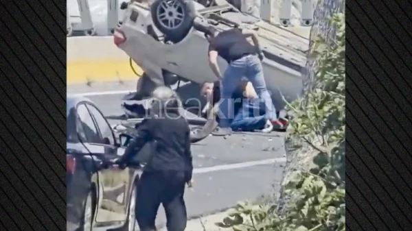 Σοβαρό τροχαίο στην Κρήτη με έναν τραυματία, αυτοκίνητο τούμπαρε στον ΒΟΑΚ και οδηγοί έσπευσαν να βοηθήσουν τον οδηγό - Δείτε βίντεο