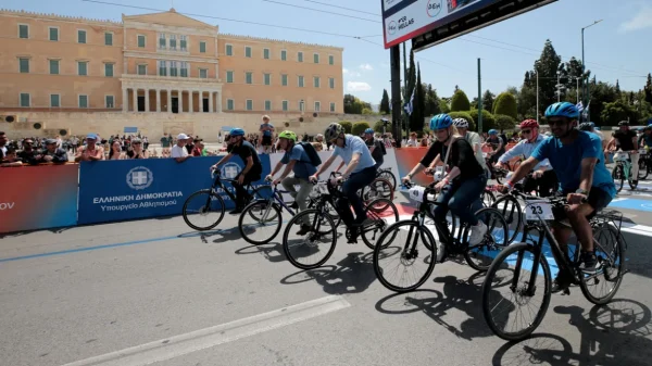 Σε κλοιό ταλαιπωρίας οι οδηγοί στην Αττική - Καραμπόλα 3 ΙΧ στην Αττική Οδό, ουρές στις Αφίδνες και κλειστοί δρόμοι στο κέντρο για τον ποδηλατικό γύρο