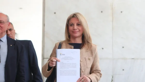 Στον Άρειο Πάγο η Μαρία Καρυστιανού: Κατέθεσε την ιδρυτική διακήρυξη και 650 υπογραφές για το κόμμα της