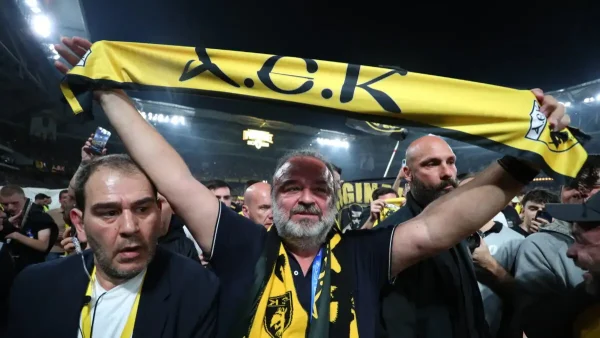 Ο Μάριος Ηλιόπουλος έκανε τον γύρο του θριάμβου στο γήπεδο μετά την κατάκτηση του πρωταθλήματος από την ΑΕΚ