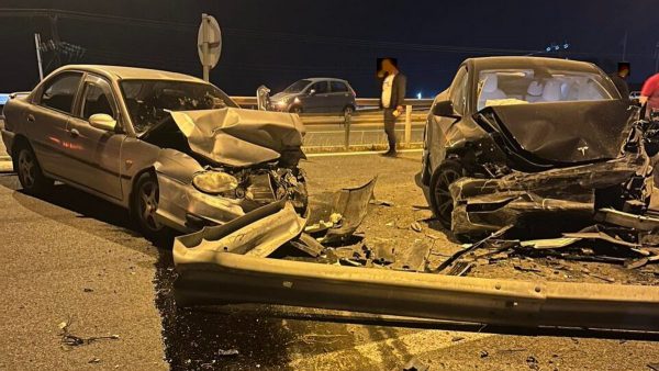 Αυτοκίνητο έσπασε τις ενδιάμεσες μπάρες και μπήκε στο αντίθετο ρεύμα της ε.ο. Χαλκίδας - Σχηματαρίου