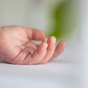 Χειροπέδες στη μητέρα του βρέφους που νοσηλεύεται με κάταγμα και μώλωπες στο μέτωπο στην Πάτρα