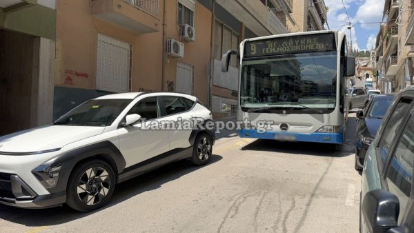 Λαμία: Παράνομο παρκάρισμα προκάλεσε κυκλοφοριακό «κομφούζιο» στο κέντρο της πόλης (ΒΙΝΤΕΟ-ΦΩΤΟ)