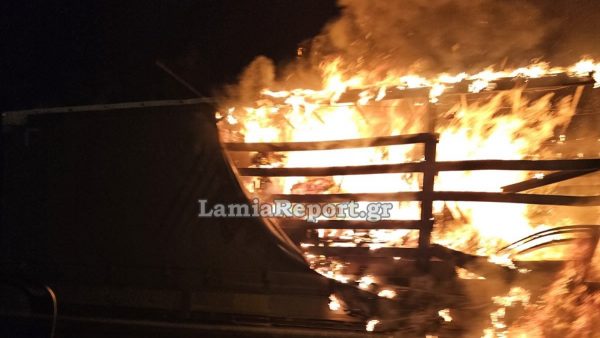 Φθιώτιδα: Λαμπάδιασε νταλίκα τη νύχτα στην εθνική οδό - Δείτε εικόνες