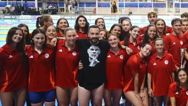 Με μπλούζα Μπαρτζώκα πανηγύρισε κολυμβητής του Ολυμπιακού την κατάκτηση του πρωταθλήματος Ελλάδας