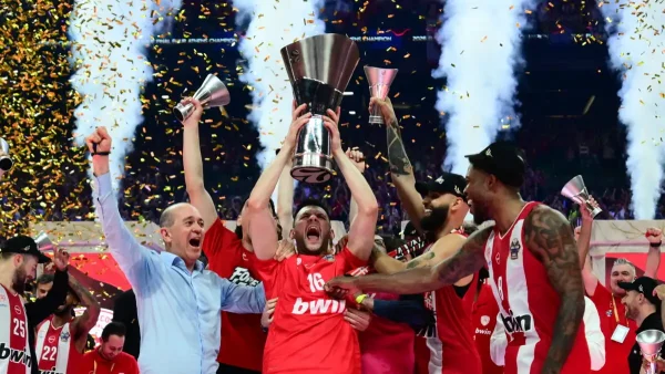 Η απονομή της Euroleague στον Ολυμπιακό: Η στιγμή που ο Κώστας Παπανικολάου σήκωσε το τρόπαιο στο Telekom Center