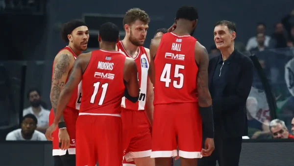 Ολυμπιακός: Με μπλούζες Forever Legend οι παίκτες των ερυθρολεύκων στο ξενοδοχείο για το Final Four της Euroleague