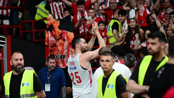 Ολυμπιακός: Η εντυπωσιακή ατμόσφαιρα στο ΣΕΦ, το λάβαρο για την 4η Euroleague και η αποθέωση στον Πίτερς