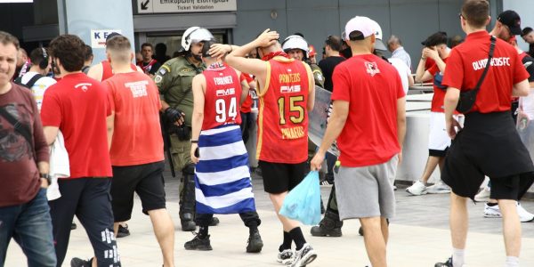 Στον «πυρετό» του Final 4 η Αθήνα: «Ερυθρόλευκος» χαμός στο Φάληρο, με συνθήματα και καπνογόνα οι φίλοι της Φενέρ στο Θησείο, δείτε βίντεο
