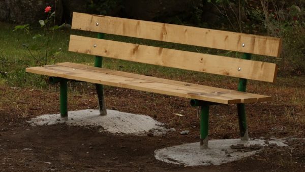 Καινούριο παγκάκι στο πάρκο των Λουτρών Υπάτης