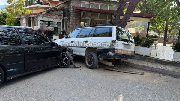 Λαμία: Τροχαίο στην πλατεία στο Παγκράτι - «Καρφώθηκε» σε παρκαρισμένο (ΒΙΝΤΕΟ-ΦΩΤΟ)