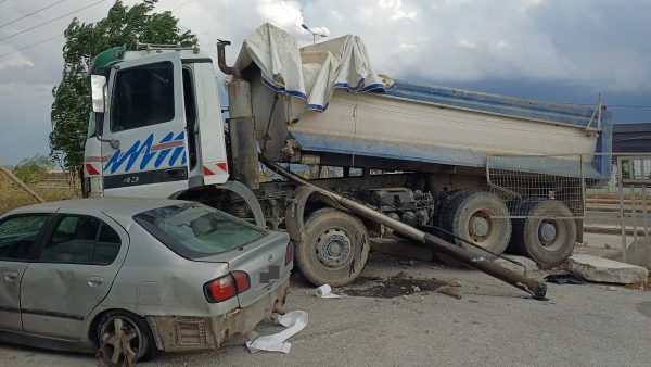 Σοβαρό τροχαίο με φορτηγό στην είσοδο της Λάρισας